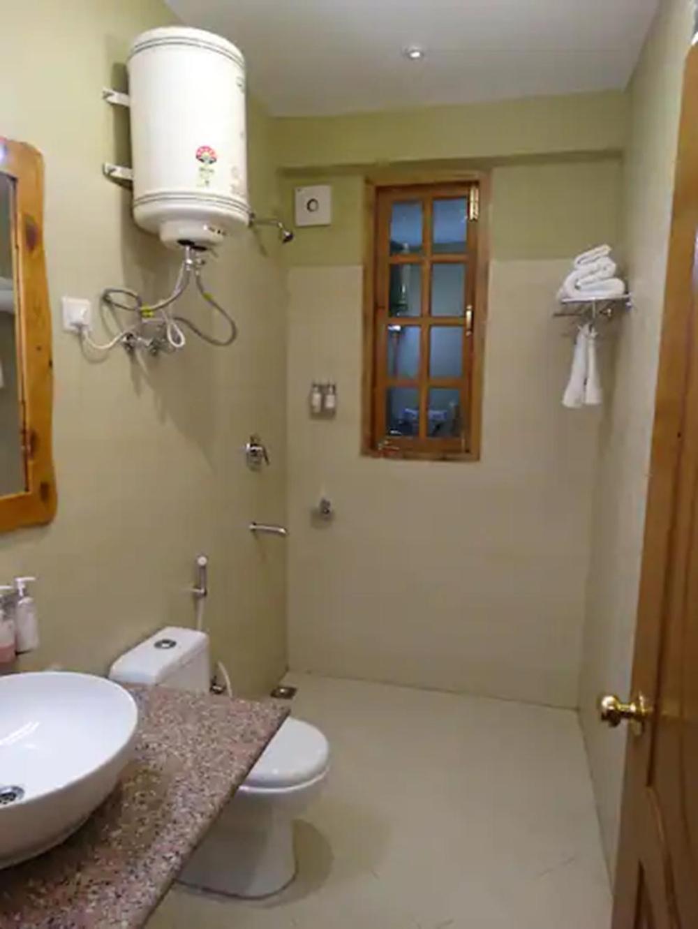 Regenta Inn By Riverside Manali Bagian luar foto