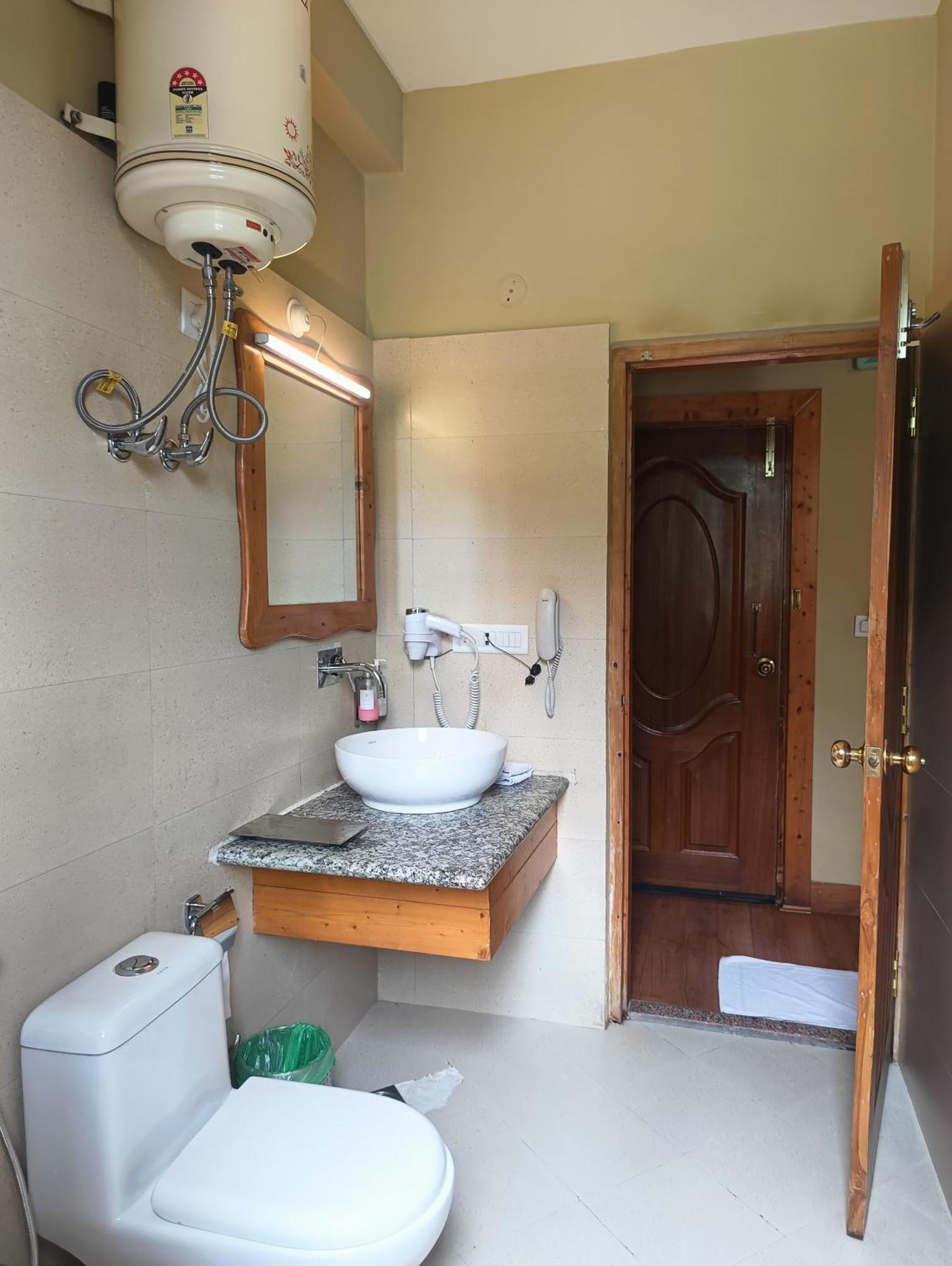 Regenta Inn By Riverside Manali Bagian luar foto