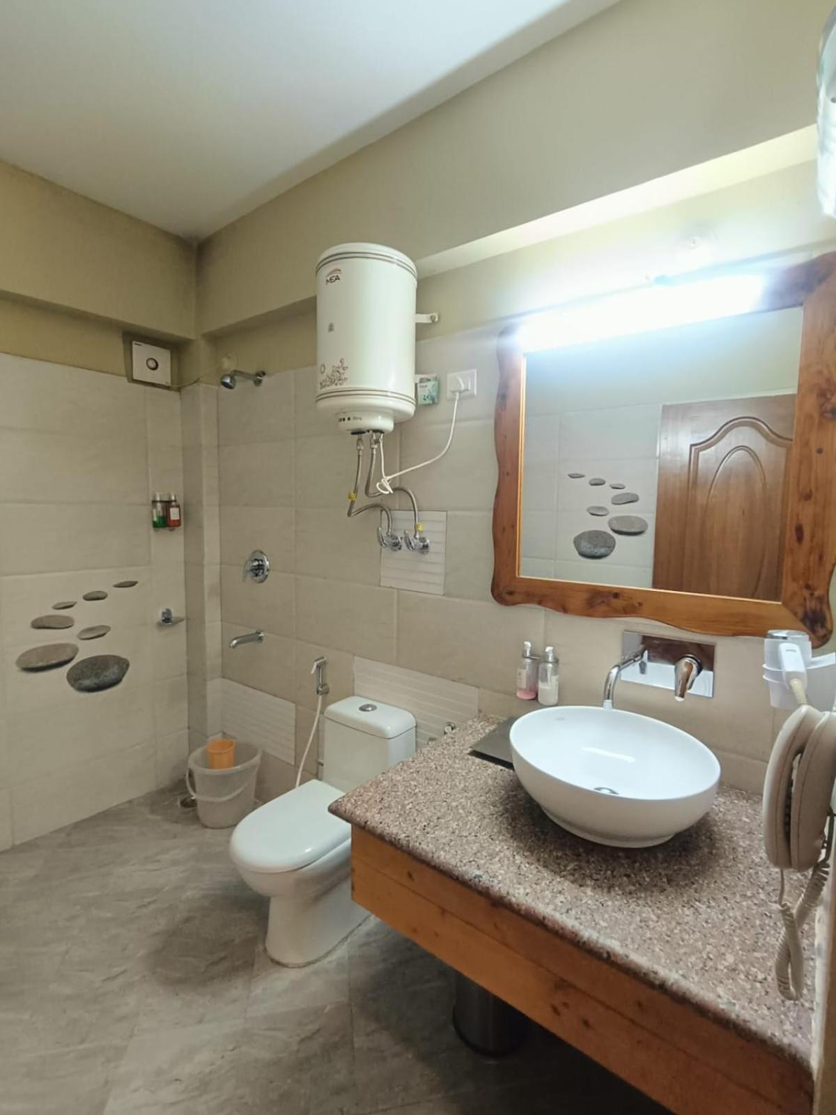 Regenta Inn By Riverside Manali Bagian luar foto